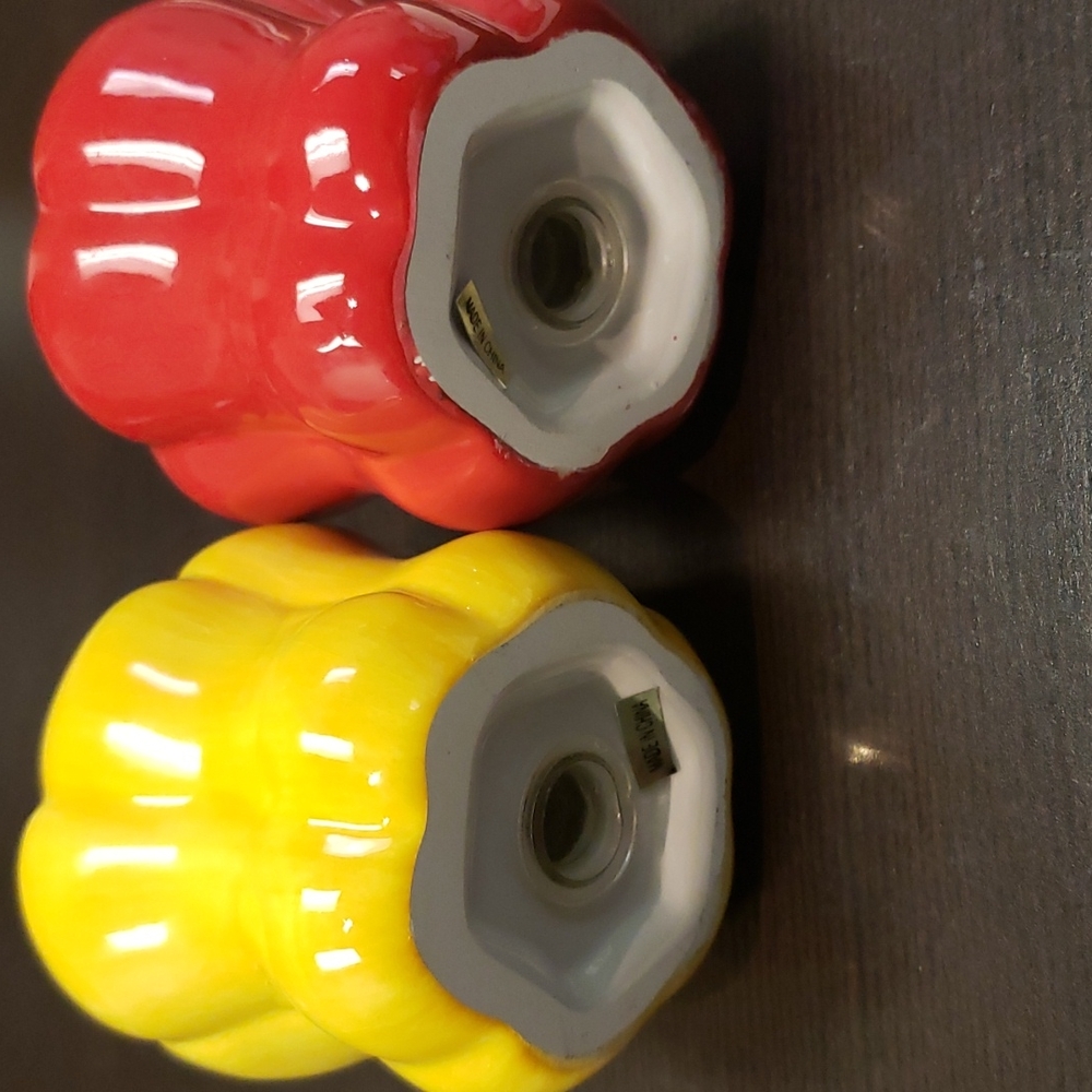 NWOT Ceramic Yellow & Red Pepper Shakers - Picture 4 of 4